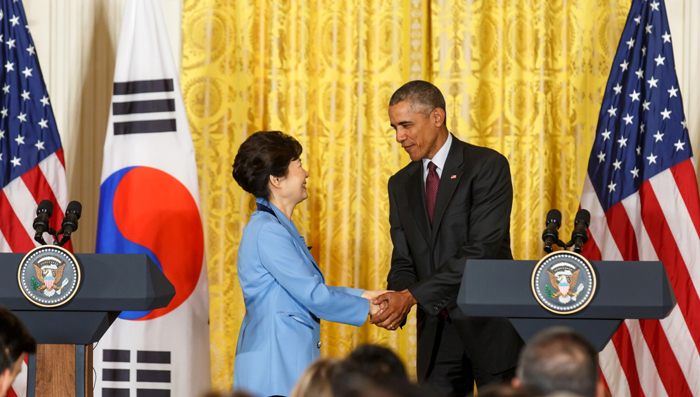 박근혜 대통령이 버락 오바마 미국 대통령과 16일 워싱턴 백악관에서 정상회담을 마치고 공동 기자회견을 하고 있다.