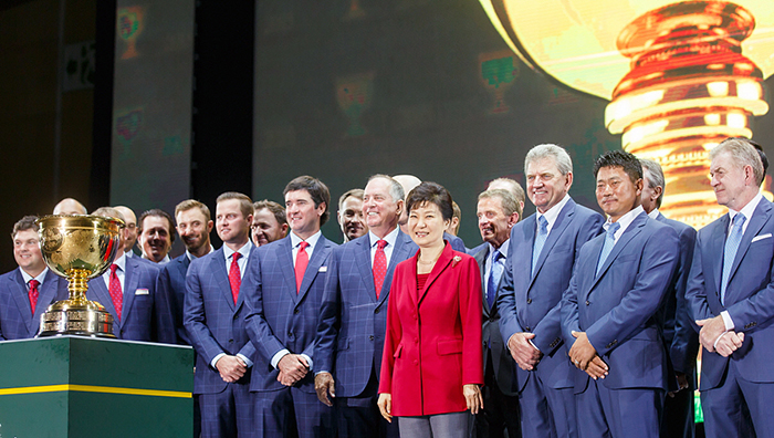 박근혜 대통령이 7일 ‘2015 프레지던츠컵’ 개막식에서 참가 선수들과 기념촬영을 하고 있다.