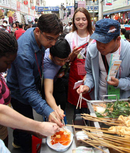외국인들이 19일 대구 서문시장 곳곳을 돌아다니며 다양한 먹거리를 맛보고 있다.2