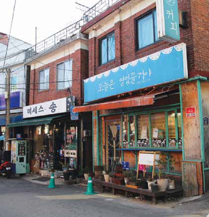 서울 용산구 ‘우사단길’에는 오래된 건물의 가게들이 그대로 남아있다.