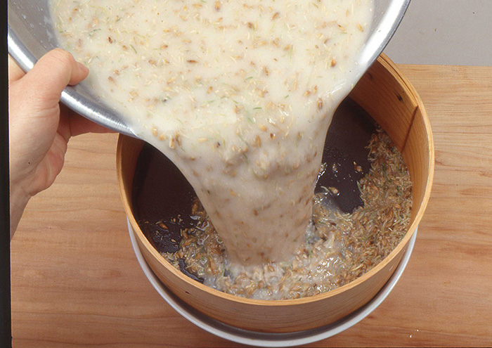 보온밥솥에 밥과 엿기름물, 설탕을 넣고, 3~4시간 정도 보온한다.