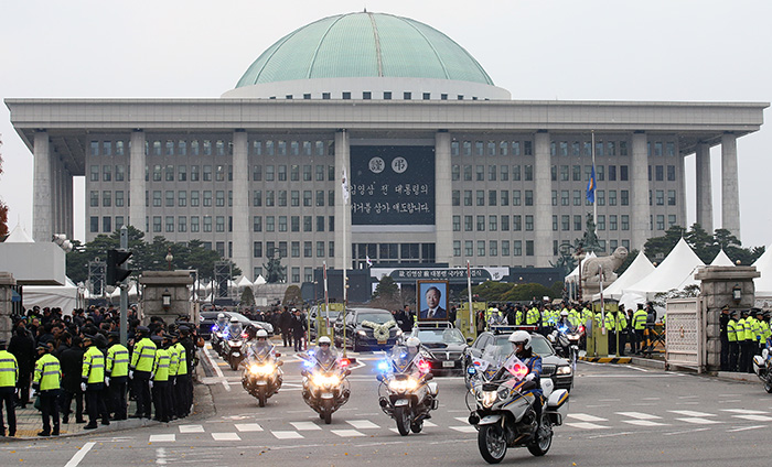 26일 대통령 고(故) 김영삼 전(前) 대통령의 영결식이 마친 뒤, 운구차 행렬이 국회의사당을 떠나고 있다.