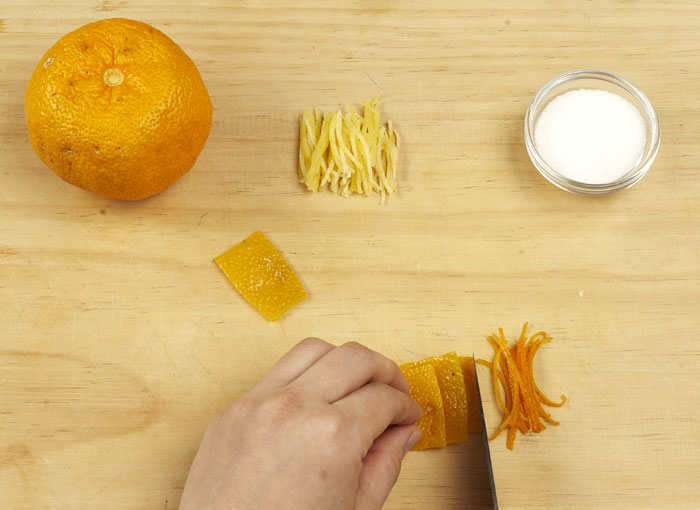 유자의 과육을 빼내고 즙을 짠 뒤 겉껍질을 채썬다.
