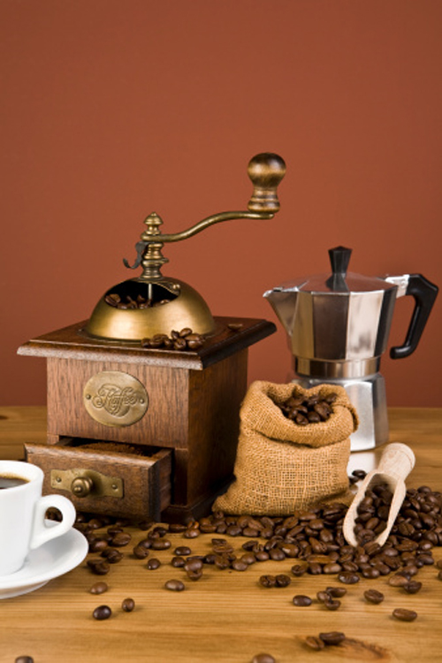 직장, 가정에서 많이 찾고 있는 커피 추출도구. 사다리꼴 모양의 도구(사진 위)에 종이필터를 꽂고 커피 가는 기구(사진 아래)로 간 커피를 넣은 뒤 뜨거운 물을 부어서 커피를 내려 마신다.