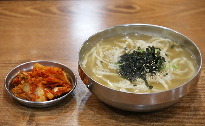 망원시장에서는 고로케, 닭강정, 칼국수 등 저렴하고 맛있는 길거리 음식을 즐길 수 있다.