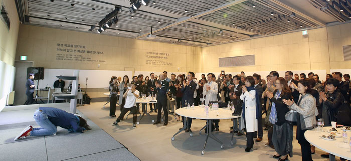 16일 준오 아카데미 준공식을 찾은 손님들 앞에서 큰절로 감사를 표하는 강윤선 대표.