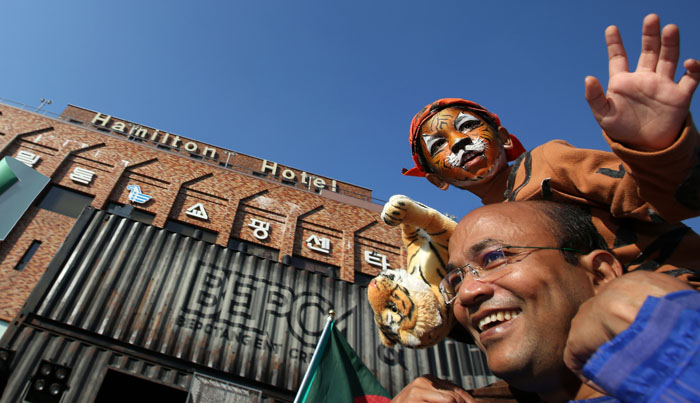 17일 이태원지구촌축제에서는 국적과 인종을 불문하고 각기 다른 문화적 배경의 사람들이 한데 모여 즐거운 시간을 보냈다.2