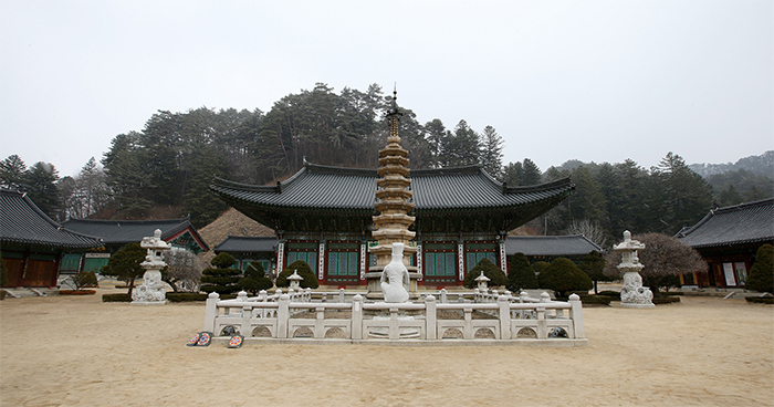 강원도의 오대산 월정사(月精寺)는 643년 신라시대에 창건 됐다. 사찰 중앙에 서 있는 팔각구층석탑은 월정사에서 가장 손꼽히는 문화재이다.