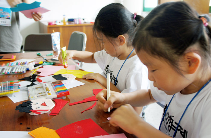춘천인형극제 부대행사의 인형극 체험 프로그램에 참가한 어린이들이 인형제작에 열중하고 있다. ’ (사진: 춘천인형극제 사무국)