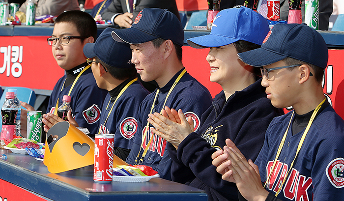 박근혜 대통령이 27일 잠실야구장에서 언북중학교 야구단원들과 함께 한국시리즈 3차전을 관람하고 있다. (사진 : 청와대)