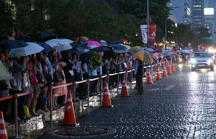 브래드 피트가 청계청광장을 찾은 11일 시민들이 멀리서 나마 브래드 피트의 모습을 보기 위해 인도를 가득 메우고 있다. (사진: 전한)