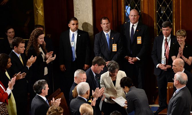 박근혜 대통령(오른쪽 두번째)이 8일 (현지시간) 미 의회에서 열린 상하원 합동회의 연설에서 연설을 마친뒤 의원들에게 사인해주고 있다. (사진: 청와대)