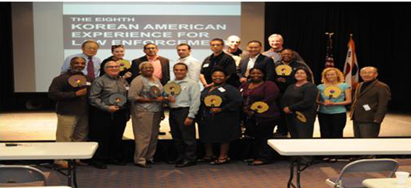 LA 사법치안관들이 기념촬영을 하고 있다.