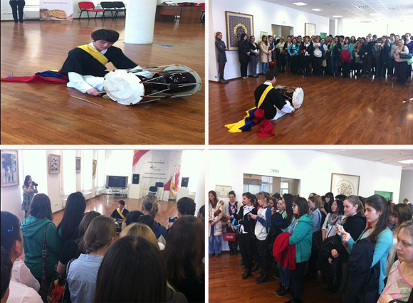 많은 관객들이 사물놀이 공연을 관심있게 지켜보고 있다.