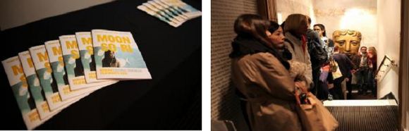 관객들이 <문소리 배우전>을 보기 위해 입구에 모여있다.