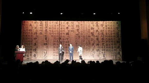 주인공들이 무대에서 관객과 만나고 있다.