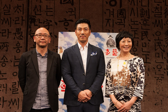 주인공들이 기념촬영을 하고 있다. 