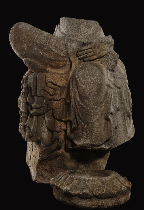 하반신만 남은 신라시대 말 7세기 후반에 제작된 ‘가장 큰 금동 미륵보살 반가사유상’