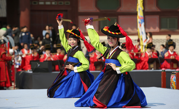 ‘한국의집 예술단’ 단원들이 27일 경복궁 수문장 임명을 축하하는 검무를 펼치고 있다.