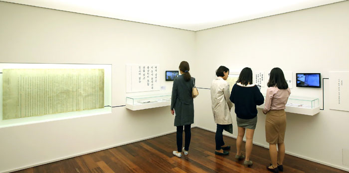 ‘디지털 세상의 새 이름_코드명 D55C AE00’ 전시를 둘러보는 관람객들.