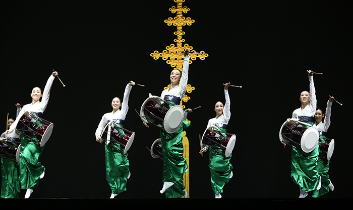 중국 동방공연예술단(위)와 한국의 장구춤은 역동적인 무대로 관람객들의 큰 박수를 받았다.