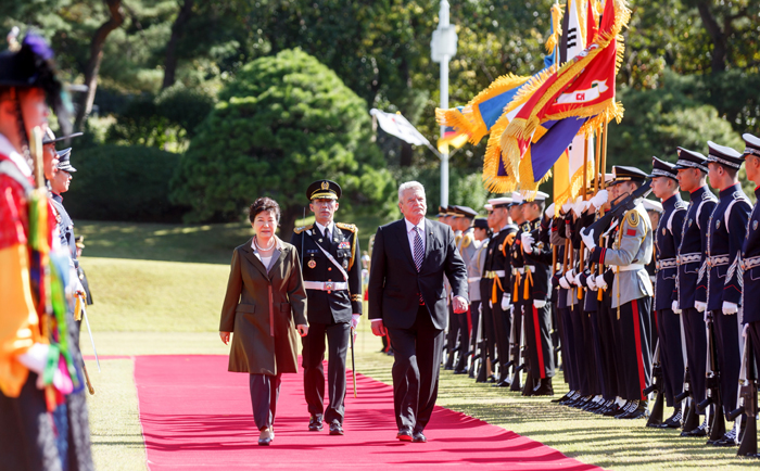 박근혜 대통령과 국빈 방문한 요하임 빌헬름 가우크 독일연방 대통령이 12일 청와대에서 공식환영식 사열을 받고 있다.