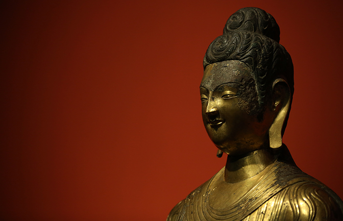 24일 개막한 국립중앙박물관 특별기획전에서는 5세기 중국 북위시대에 만들어진 ‘금동으로 만든 큰 부처’도 만나 볼 수 있다.