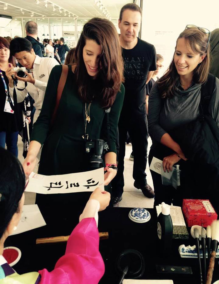 밀라노 엑스포 한국관에서는 관람객들의 이름을 한글로 써주는 붓글씨 행사를 열어 좋은 반응을 얻었다.