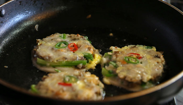 반죽을 중불에서 5분 정도 지져 밑면이 익으면 뒤집고 약 3분 정도 더 익힌다.