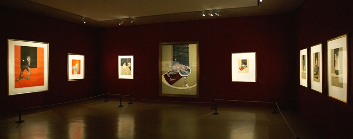 한 관객이 ‘피카소에서 프란시스 베이컨까지’展에서 작품들을 둘러보고 있다.