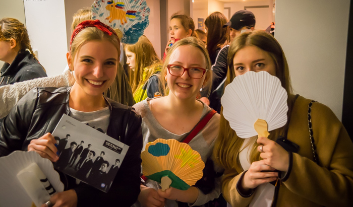 ‘한국 문화의 밤’ 참석자들은 부채만들기(위)와 붓글씨, 판화 찍기(아래)를 체험하며 한국문화와 가까워지는 시간을 가졌다.