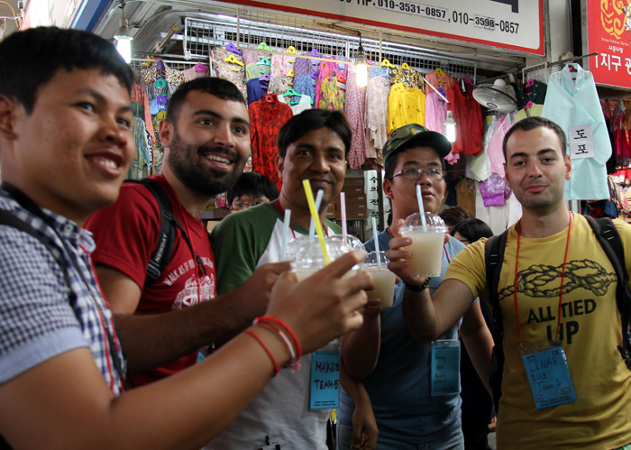 외국인들이 19일 대구 서문시장 곳곳을 돌아다니며 다양한 먹거리를 맛보고 있다.