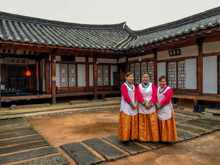 리 총리가 경주의 한옥마을에서 만난 한복 차림의 여성들.