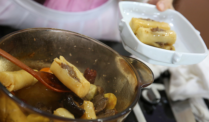 찜냄비에 은행과 잣을 넣고 고루 섞어 그릇에 담고 황백지단과 미나리 초대를 얹어 낸다. 처음부터 떡을 넣고 끓이면 흰떡이 터질 수 있으므로 주의한다.