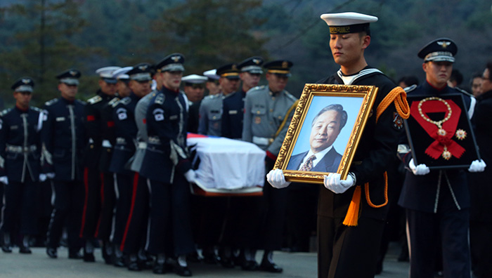 26일 국립서울현충원에서 대통령 고(故) 김영삼 전(前) 대통령의 운구행렬이 안장식장으로 향하고 있다.