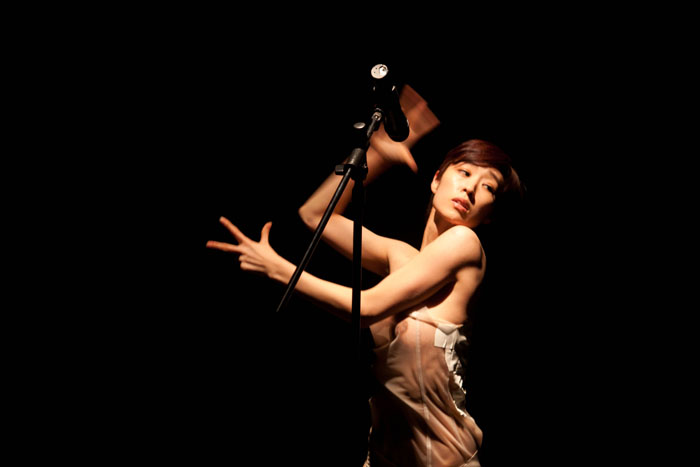 카프카의 변신과 할머니에 대한 추억을 영상과 조화시킨 아트 프로젝트 보라의 <혼잣말>