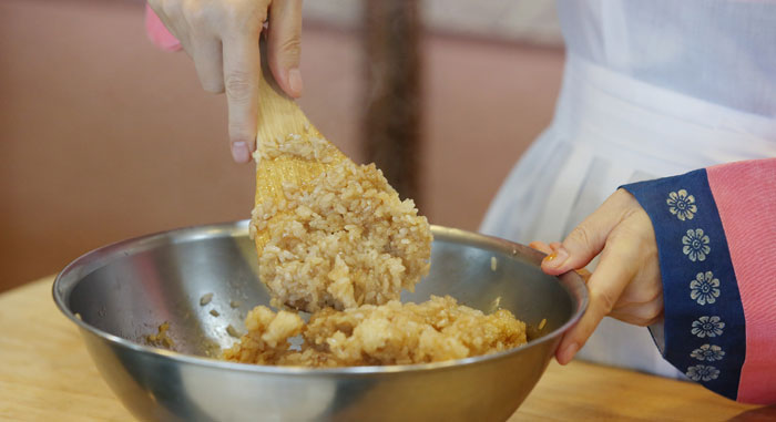 한번 찐 찹쌀에 간장부터 흰 설탕까지 진한 색부터 연한 색의 순서로 재료를 골고루 섞는다. 이때 황설탕과 백설탕을 섞어 넣으면 맛과 향을 잘 살릴 수 있다. 밤, 대추, 잣 등 견과류는 나중에 넣고 섞어야 무르지 않아 안 부스러진다. 건포도를 넣을 수도 있다.