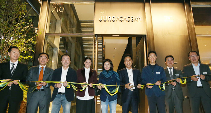 이날 준공식에는 15일 사순 헤어 쇼를 위해 서울을 찾은 사순 아카데미 (Sassoon Academy) 북미 총괄 디렉터 트레이시 사코시츠(왼쪽에서 네 번째)도 참석했다. 준오 아카데미는 비영어권으로는 최초로 사순 아카데미 스쿨 커넥션 자격을 획득했다.