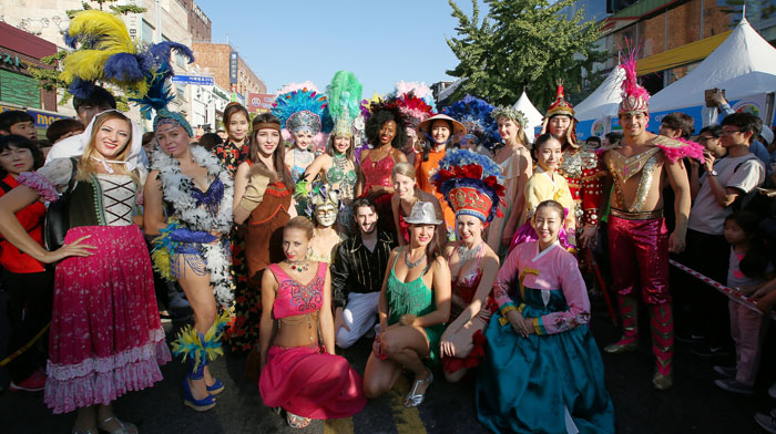 17일 이태원지구촌축제에서는 국적과 인종을 불문하고 각기 다른 문화적 배경의 사람들이 한데 모여 즐거운 시간을 보냈다.