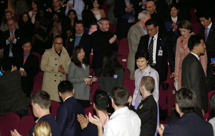 6일 제8회 런던 한국영화제(11.6∼17) 특별시사회에 참석한 박근혜대통령인 참석자들과 인사를 나누고 있다. (사진: 전한) 