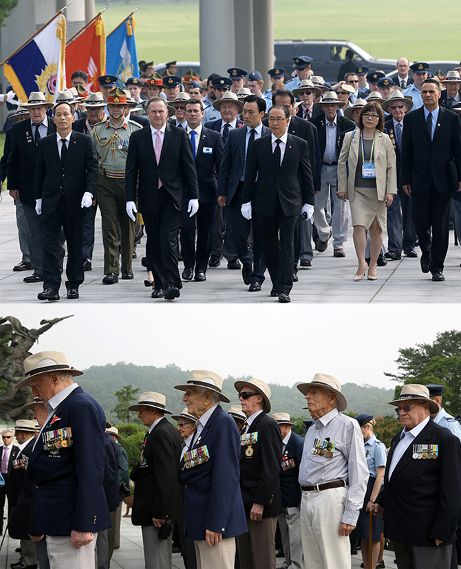 정전 60주년 기념하여 방한한 유엔참전국 정부대표단 및 참전용사가 27일 현충원 현충탑에서 참배하고 있다 (사진: 전한 기자).