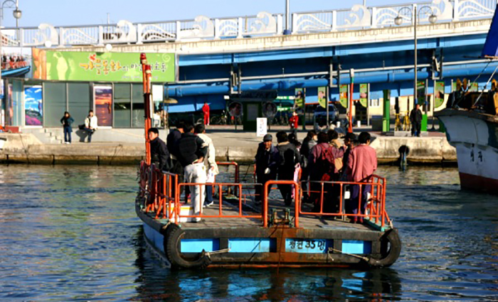 속초갯배선착장에서 갯배를 타고 가면 5분도 채 안돼 아바이마을에 도착한다.