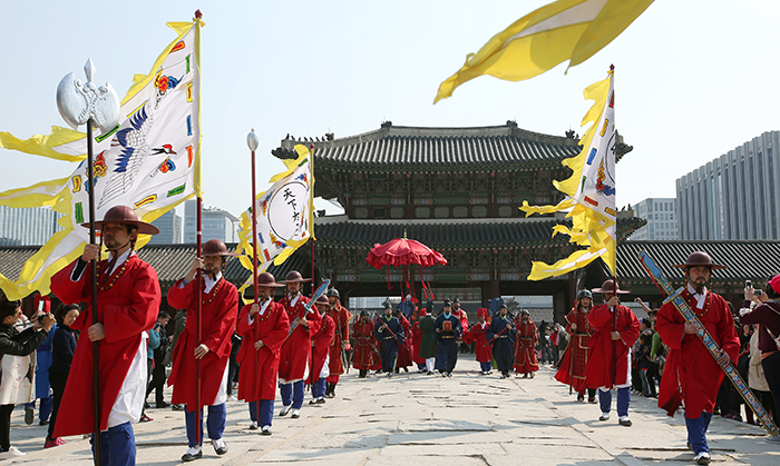 ‘경복궁 수문장 임명의식’이 열린 27일 의식을 마친 국왕이 강녕전(康寧殿)으로 향하고 있다.