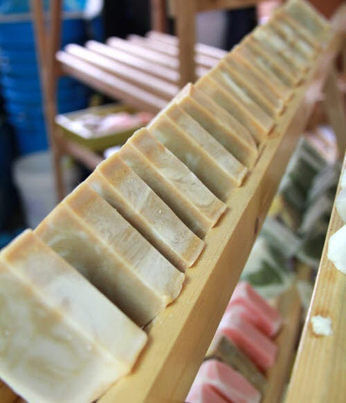 ‘자작나눔’은 어성초, 녹차, 뽕잎 등 천연재료를 활용한 천연비누를 직접 생산하고 있다.