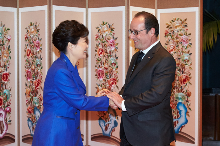 박근혜 대통령(왼쪽)과 프랑수아 올랑드 프랑스 대통령이 일 한불 경제협력포럼 및 고등교육포럼 개막식에서 악수를 하고 있다.