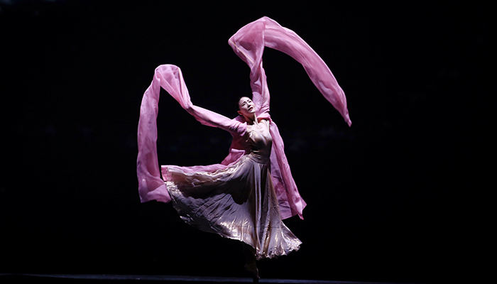 발레리나 김주원이 27일 ‘2016 한중일예술제’에서 개막공연 ‘바람의 조우’ 무대를 선보이고 있다.