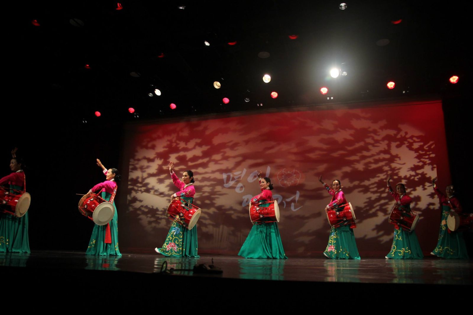 9월 12일 뉴욕에서 열린 '명인열전'에 참가한 예술인들이 장구춤을 선보이고 있다.