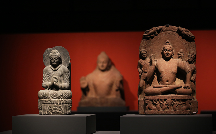 국립중앙박물관 특별기획전에서는 관람객들이 불상이 만들어지기 시작한 고대 인도의 간다라 양식과 미투라 양식을 쉽게 비교 할 수 있도록 전시돼 있다.