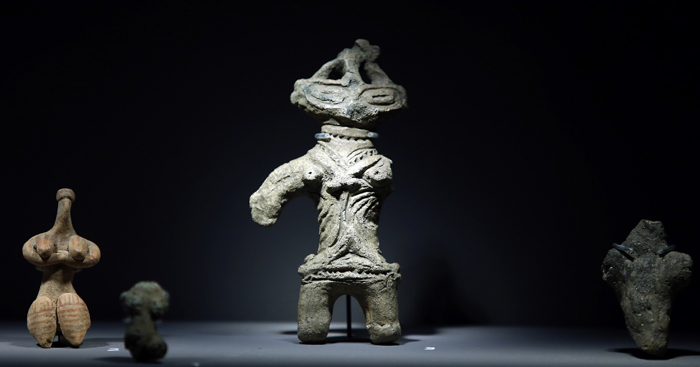 한반도에서 본격적인 예술활동의 흔적은 신석기시대부터 관찰된다. 흙, 돌, 동물 뼈 등을 재료로 해 사람이나 동물의 형상을 만든 조형물.