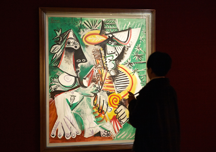 한 관객이 ‘피카소에서 프란시스 베이컨까지’展에서 작품들을 둘러보고 있다.